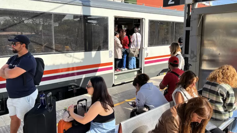 3-5-2023 Passatgers esperant a l'estació de Castelldefels de l'R2 de Rodalies aquest dimarts
