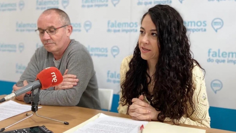 3/5/23 La candidata de Compostela Aberta, María Rozas, con el número dos de su candidatura, Xan Duro.