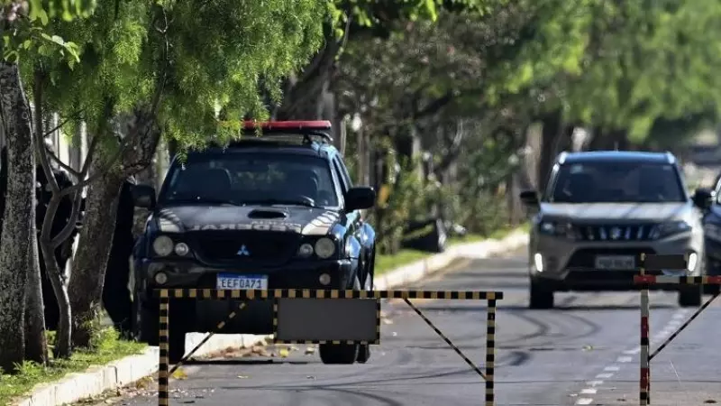 04/05/2023 - Después del allanamiento un coche policial abandona la vivienda de Bolsonaro.