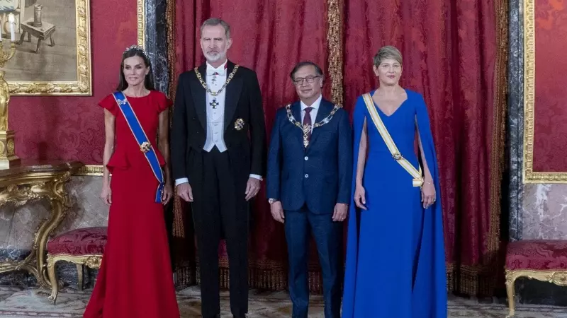 El presidente de Colombia, Gustavo Petro, junto a la primera dama, Verónica Alcocer, junto a los reyes de España en su cena en el Palacio Real, a 3 de mayo de 2023.