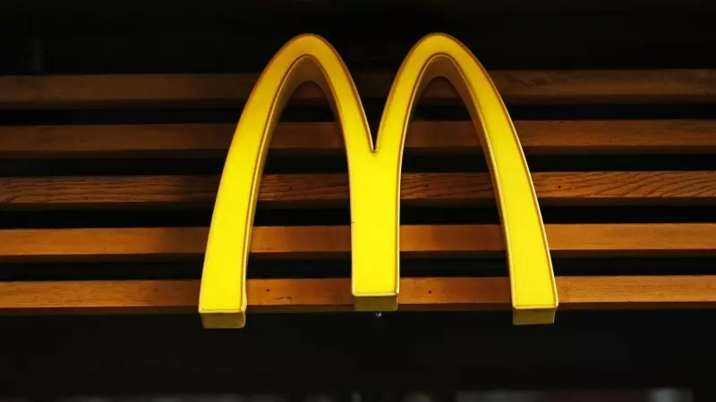 Escaparate con el logo del restaurante de comida rápida McDonald's. Imagen de Archivo.
