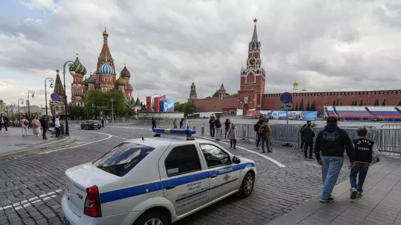 Un coche de policía frente al Kremlin y la Plaza Roja de Moscú, este miércoles 4 de mayo de 2023.