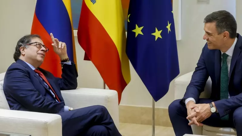 El presidente del Gobierno, Pedro Sánchez (d) durante su encuentro con el presidente de Colombia, Gustavo Petro (i) este jueves en el Palacio de la Moncloa en Madrid