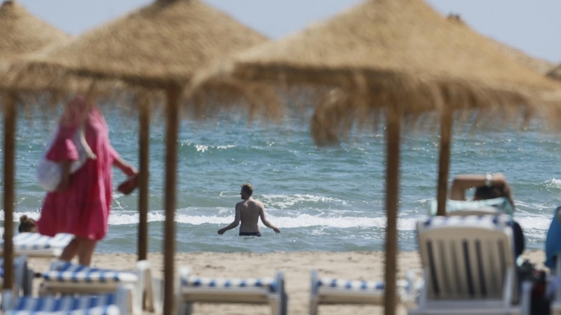 Una persona se baña en la playa de la Malvarrosa, a 26 de abril de 2023, en Valencia, Comunidad Valenciana