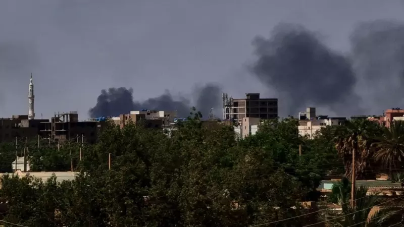 El humo se eleva durante los combates en la capital sudanesa, Jartum, el 4 de mayo de 2023.