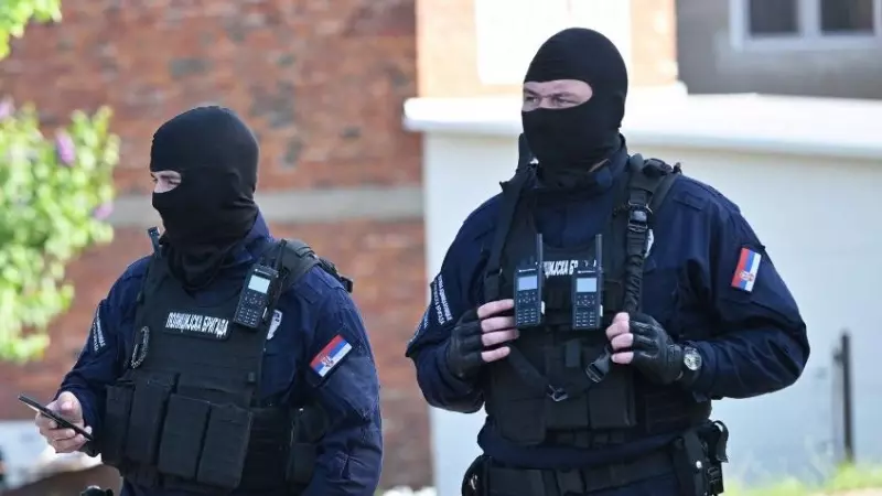 05/05/2023 - Dos policías enmascarados tras el tiroteo en el área de seguridad de la aldea de Dubona, a 60 kilómetros de Belgrado.