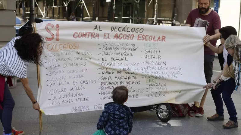 03/05/2019 Asistentes a la manifestación contra el acoso escolar despliegan una pancarta en la que se lee 'SI al decálogo contra el acoso escolar', el 3 de mayo de 2019