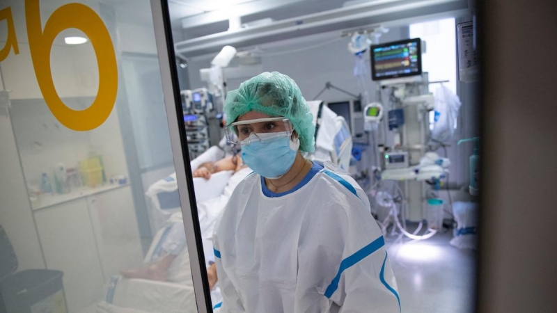 Una enfermera atiende a un paciente con covid en el Hospital Universitario de Bellvitge, en Barcelona, a 19 de enero de 2022.