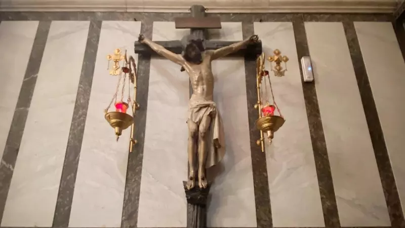 Crucifijo colgado en el interior de la Iglesia de Iglesia de San Manuel y San Benito ubicada en Madrid.