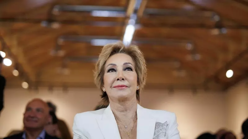 La presentadora de televisión Ana Rosa Quintana, durante una gala de presentación en la Casa de Cultura, a 14 de abril de 2023, en Alalpardo, Madrid.