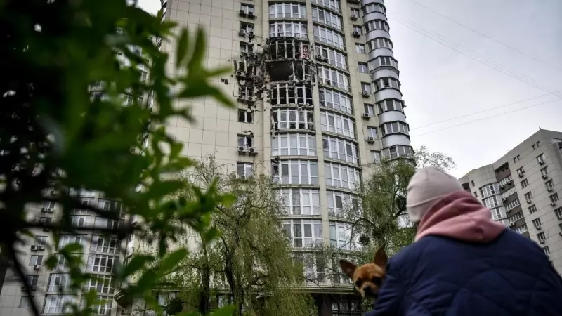Una mujer mira un bloque de apartamentos dañado por los escombros de la explosión de un dron ruso en Kiev, Ucrania, el 8 de mayo de 2023.