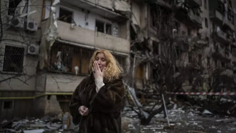 Una jove ucraïnesa al costat del seu edifici d'apartaments destruït després d'un atac amb coets a Kíiv