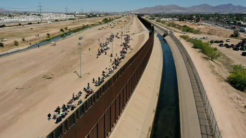 Grupos de migrantes esperan en la frontera entre EEUU y México, en El Paso, Texas, a 10 de mayo de 2023.