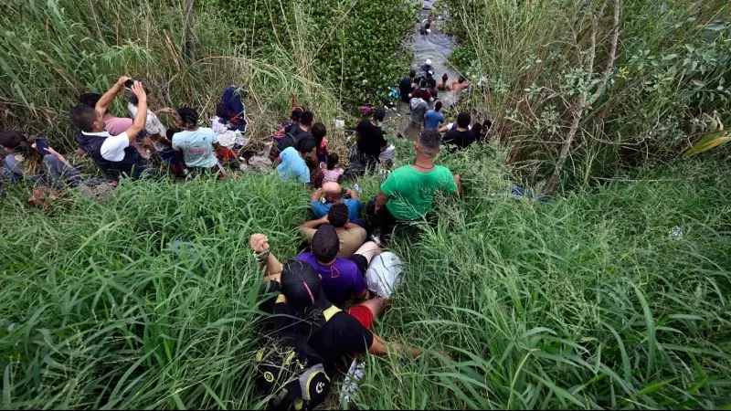 Varios grupos de personas cruzan el Río Bravo, en el estado mexicano de Tamaulipas, a 10 de mayo de 2023.