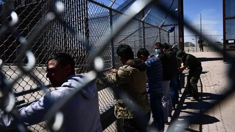 Un agente fronterizo de EEUU registra a varios migrantes en El Paso, a 10 de mayo de 2023.