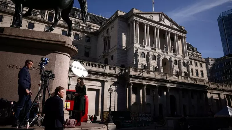 Un equipo de televisión delante de la sede del Banco de Inglaterra, en la City de Londres. REUTERS/Henry Nicholls