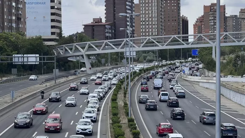 Atascos en la M-30. Operación salida en el inicio del puente de San Isidro