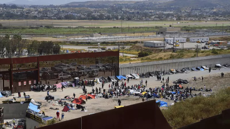 Decenas de migrantes varados en la frontera que separa México de Estados Unidos un día antes de la suspensión de los permisos.