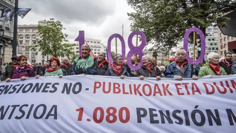 Miles de personas se han manifestado este sábado en las calles de las capitales de Euskadi y Navarra para insistir en su reivindicación de una pensión mínima de 1.080 euros mensuales.