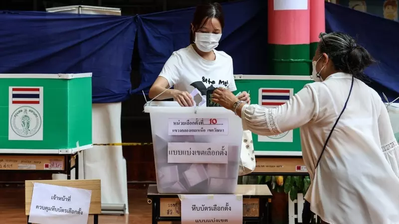 Una mujer presenta su voto en las elecciones generales de Tailandia, en Bangkok, a 14 de mayo de 2023.