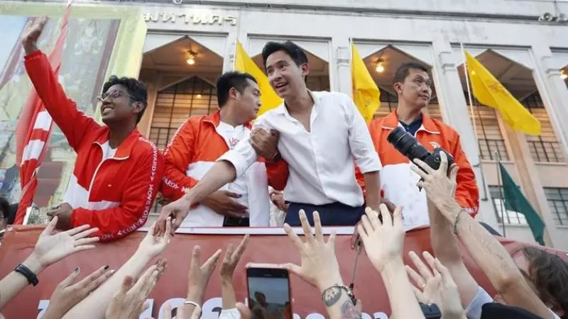 15/5/23 El líder de Move Forward y candidato a primer ministro, Pita Limjaroenrat, saluda a sus seguidores este lunes en Bangkok, la capital de Tailandia.