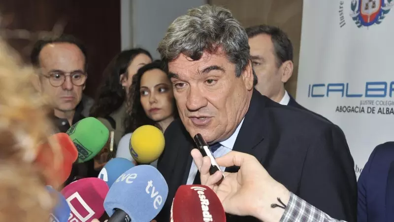 El ministro de Inclusión, Seguridad Social y Migraciones, José Luis Escrivá, atiende a los medios antes de su participación en un coloquio organizado por el Colegio de la Abogacía de Albacete, en Albacete, a 12 de mayo de 2023.