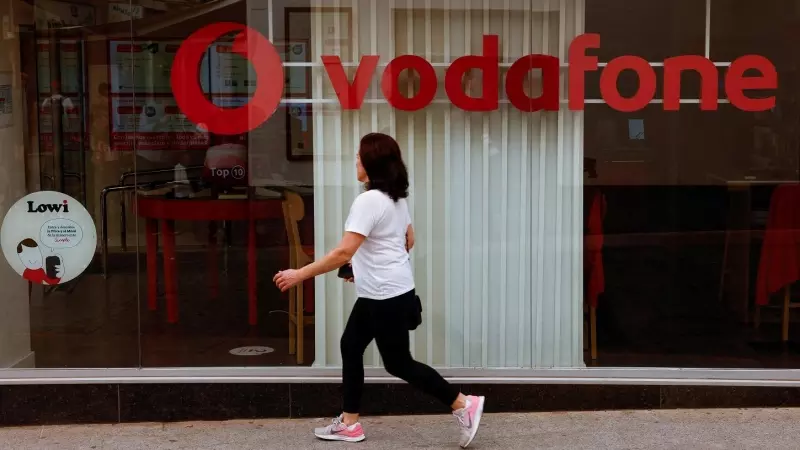 Una mujer pasa por delante de una tienda de Vodafone en Ronda (Málaga). REUTERS/Jon Nazca