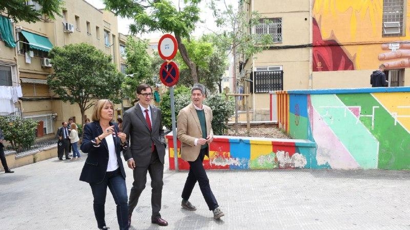 El líder del PSC, Salvador Illa, junto a la alcaldesa de L`Hospitalet de Llobregat, Nuria Marín, en un paseo por la ciudad al inicio de esta campaña electoral.