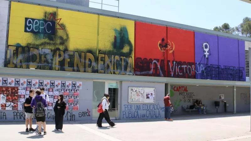 El mural independentista de la plaça Cívica de la UAB que la JEZ ordenar retirar en un termini de 72 hores.