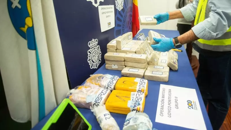 Un agente de Policía Nacional coloca la droga incautada en la operación ‘Matoxo’, en la comisaría de Pontevedra, a 5 de abril de 2023, en Pontevedra, Galicia (España). Dos personas vecinas de Nigrán se encuentran en prisión después de la incautación por p