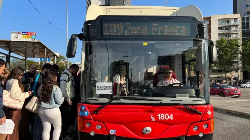 18/05/2023 - Un autobús a prop de l'Estació de Sants de Barcelona aquest dijous.
