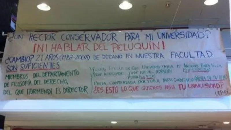 Pancarta durante la campaña electoral para rector de José Iturmendi en la Complutense donde los alumnos denuncian la presencia de familiares directos en su departamento