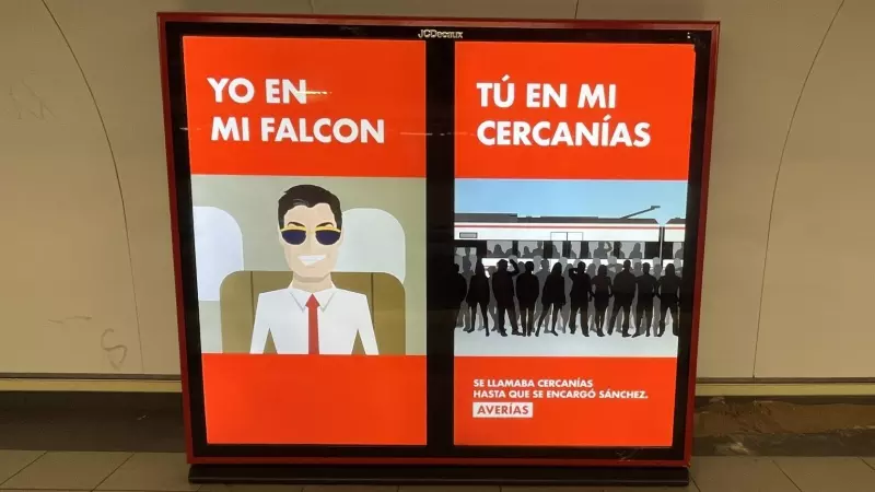 Cartel propagandístico en contra de Pedro Sánchez en la estación de Sol.
