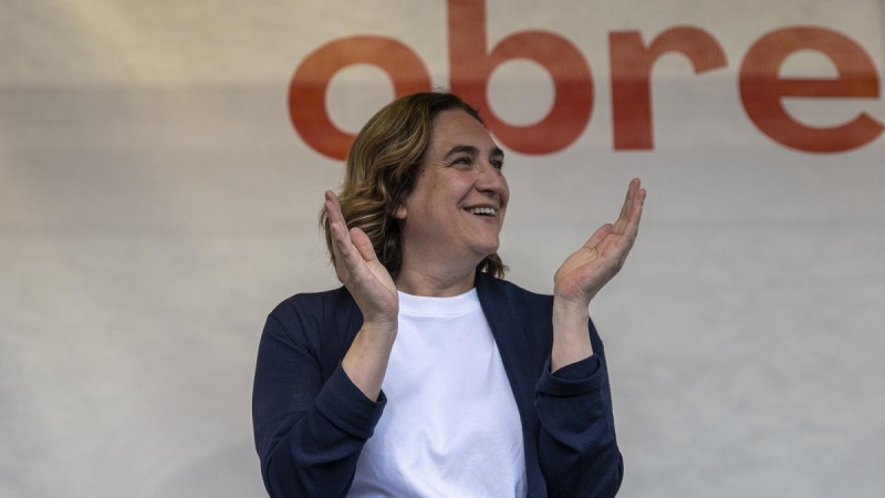 La alcaldesa de Barcelona y candidata de BComú a la reelección, Ada Colau, aplaude durante un mitin, en plaza Major Nou Barris, a 13 de mayo de 2023