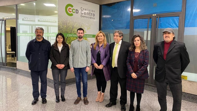 19/5/ 23 Los miembros de la candidatura de CCD en Ourense, con la cabeza de lista, María Dibuja, en el centro.