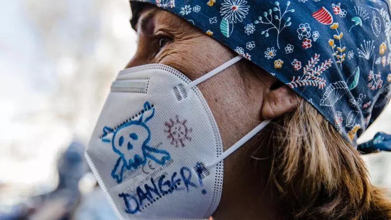 Una sanitaria con una mascarilla durante una manifestación para reclamar mejoras en el primer nivel asistencial, a 15 de marzo de 2023, en Madrid.