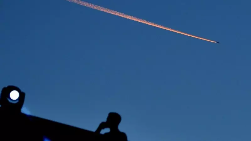 Imagen de archivo de un avión que deja una estela de condensación en el cielo.