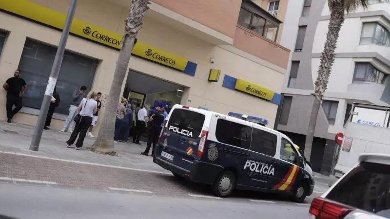 Un furgón policial frente a una oficina de correos, a 17 de mayo de 2023, en Melilla.