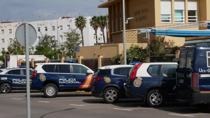 En la imagen varios vehículos policiales durante la operación policial en Melilla tras la investigación por fraude electoral, a 23 de mayo de 2023.
