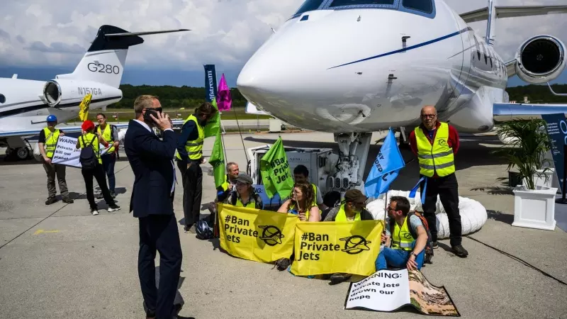 Activistas de varias ONG han llevado a cabo una acción en el aeropuerto de Ginebra en contra de los jets privados este 23 de mayo de 2023.