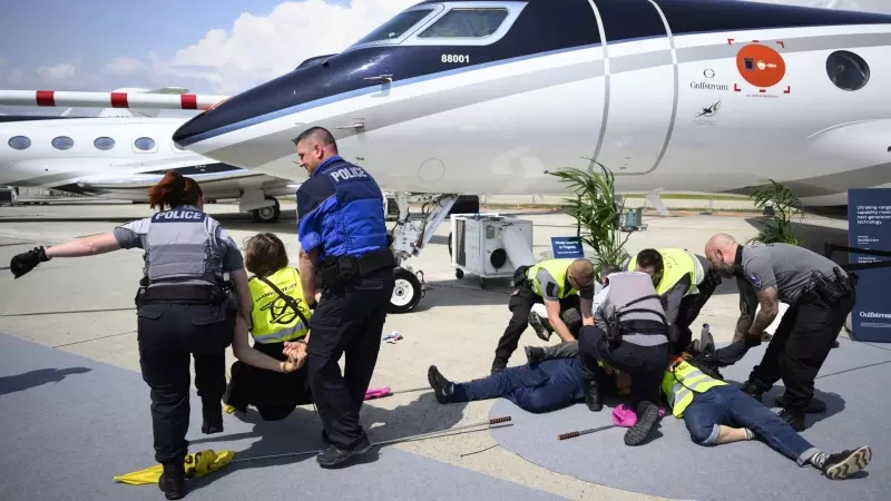 Agentes de Policía se llevan detenidos a los activistas climáticos que han protestado en el aeropuerto de Ginebra contra los vuelos privados este 23 de mayo de 2023.