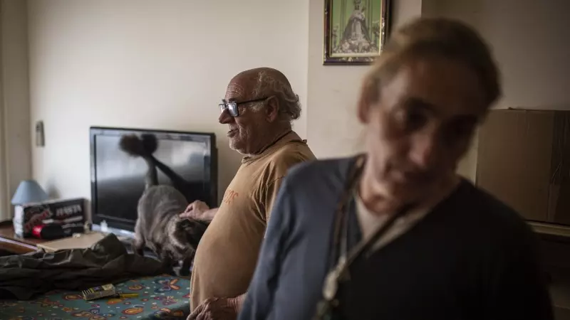 José Antonio García, de 71 años, y Luisa Montiel, de 55, en la vivienda que ocupan desde 2015 en el Edificio Dignidad de Móstoles, ocupado por la PAH y que aloja a familias en situación de vulnerabilidad.
