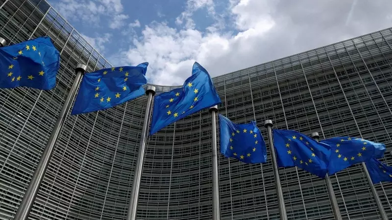 Las banderas de la Unión Europea ondean frente a la sede de la Comisión Europea en Bruselas.