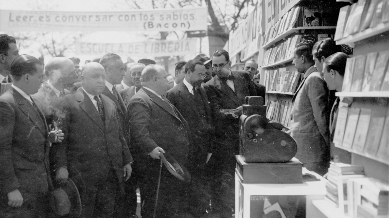 Rafael Giménez Siles, durante la inauguración de la primera Feria del Libro de Madrid, en 1933.