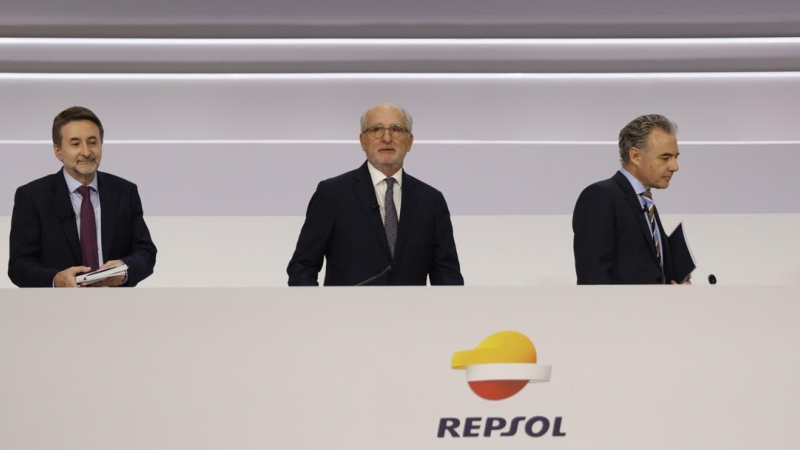 El presidente no ejecutivo de Repsol, Antonio Brufau (c) junto al consejero delegado Josu Jon Imaz (i) y el secretario del consejo de administración Pablo Blanco (d) durante la junta de accionistas de la petrolera en Madrid. EFE/Mariscal