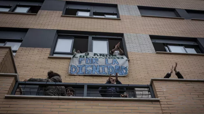 Varios vecinos del Bloque Dignidad de Móstoles, ocupado por la PAH en 2013, celebran la suspensión del desalojo previsto para este viernes, que afectaba a 18 familias.