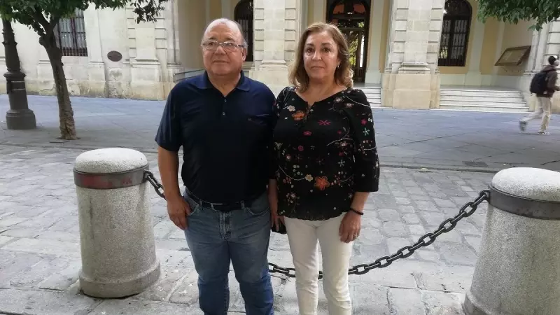 Antonio Troncoso y su mujer, Pilar, posan delante del Ayuntamiento de Sevilla