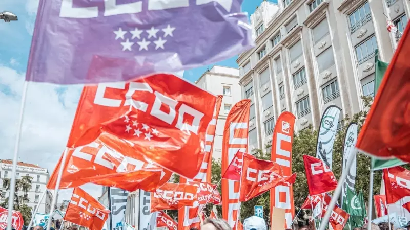 Varias banderas de CCOO durante una protesta frente al Congreso de los Diputados