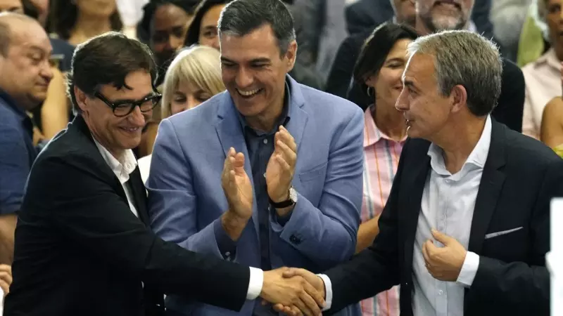 El presidente del Gobierno, Pedro Sánchez (c), el expresidente Jose Luis Rodríguez Zapatero (d), y el lider del PSC, Salvador Illa (i), durante el acto de cierre de campaña de las elecciones del 28M . EFE/Enric Fontcuberta