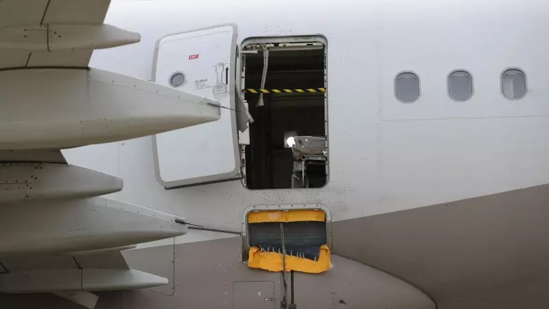 Un pasajero abre la puerta de un avión en pleno vuelo